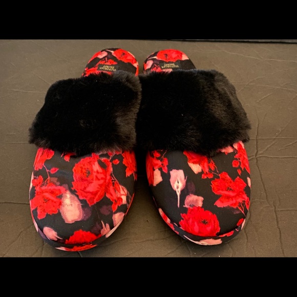 Victoria’s Secret Slippers size small - Picture 7 of 8